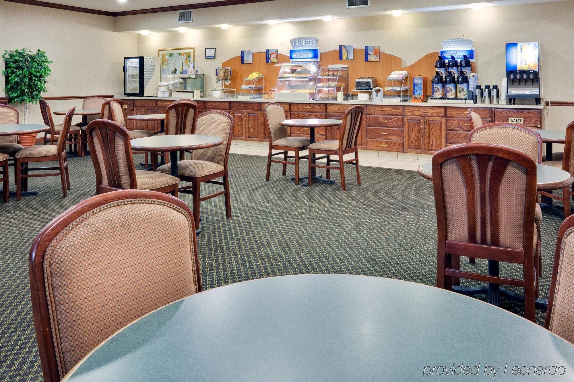 Holiday Inn Express Irondequoit By Ihg Rochester Restaurant photo